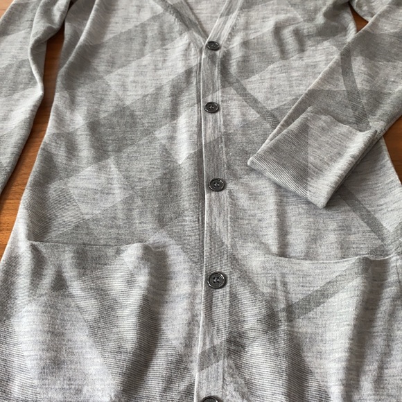 Burberry Light Cardigan. Perfect for summer - Picture 4 of 8